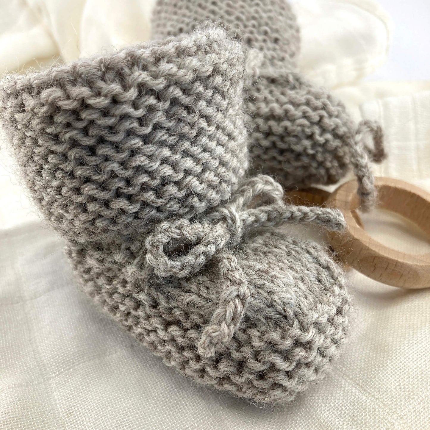 baby-booties knit pattern in grey with knitted ties