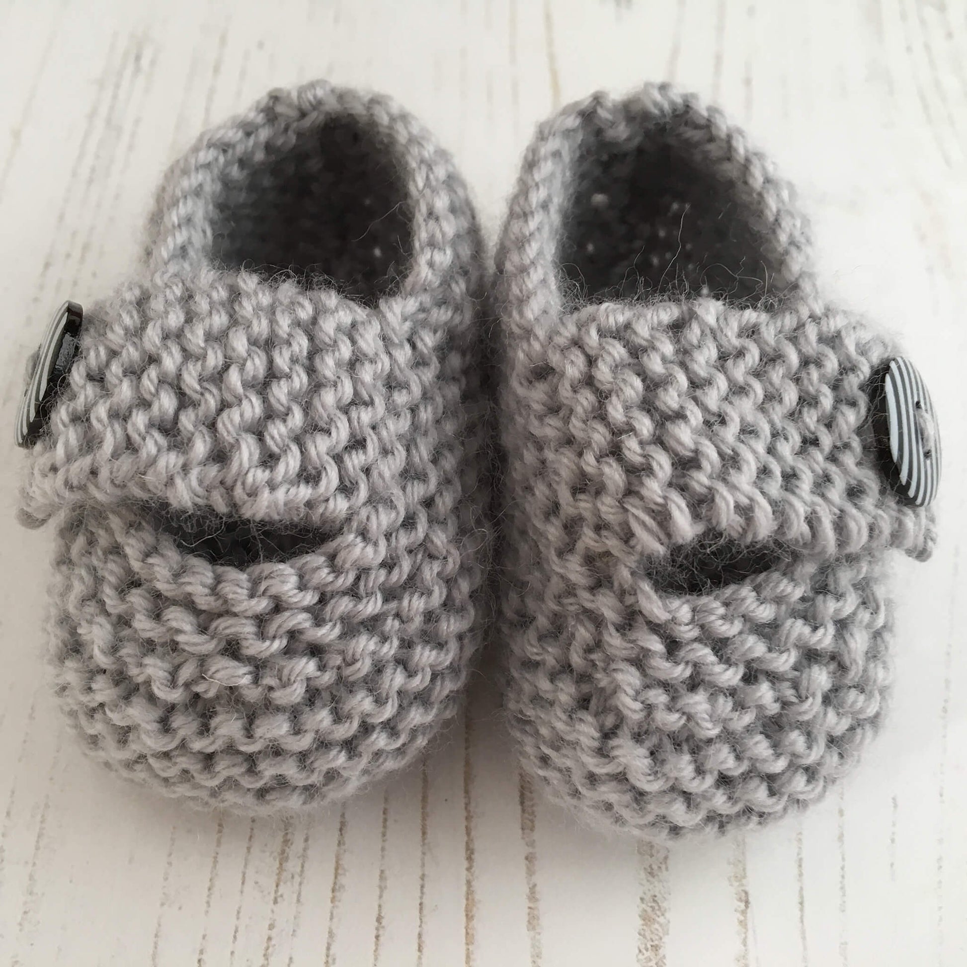 a beginner friendly knitting pattern for baby shoes
