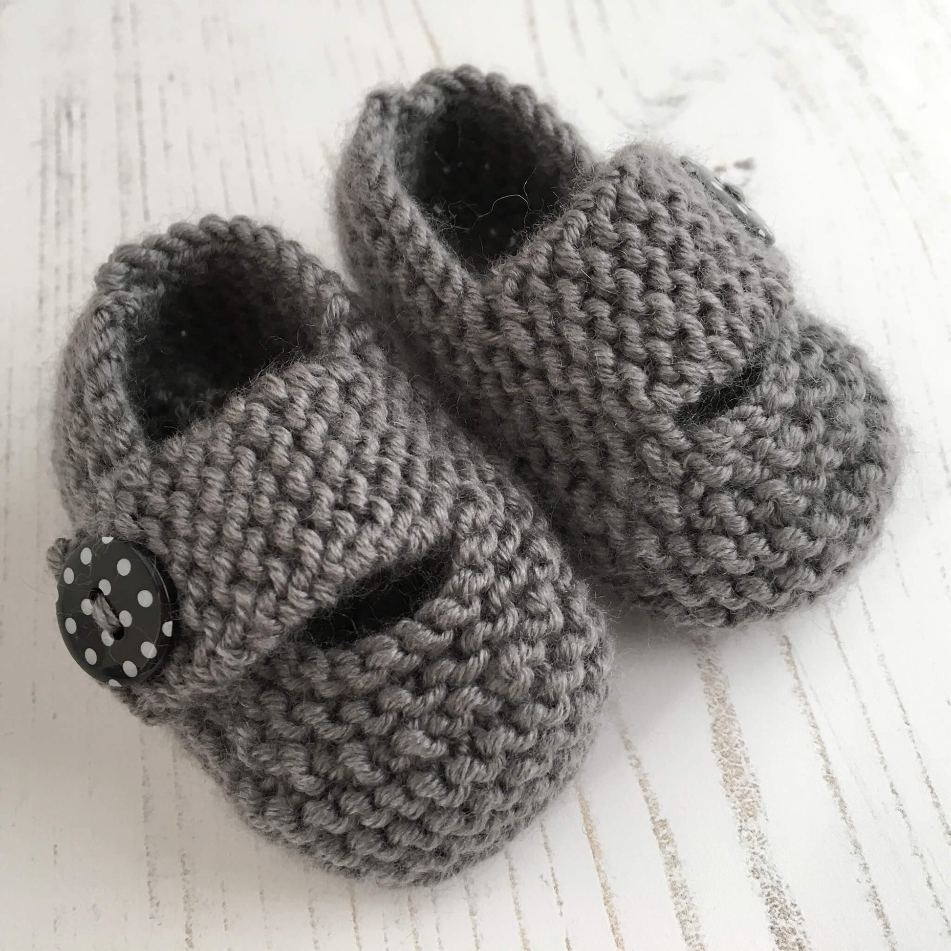 an easy baby shoes knitting pattern with chunky straps