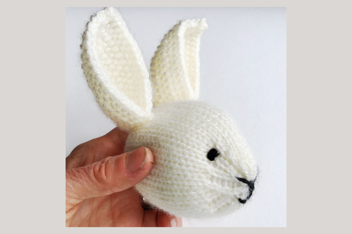 Learn the technique for sewing eyes on knitted toys – Lovefibres