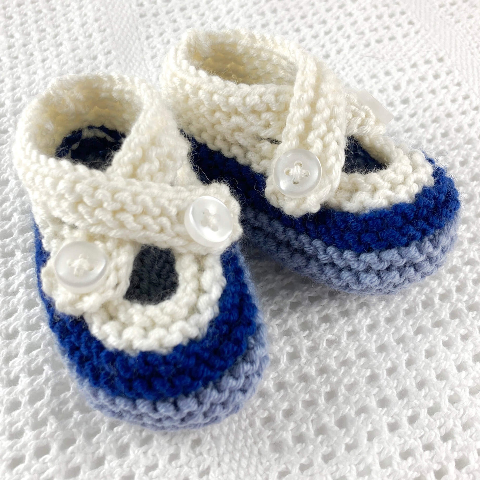 a beginner level baby shoes knitting pattern