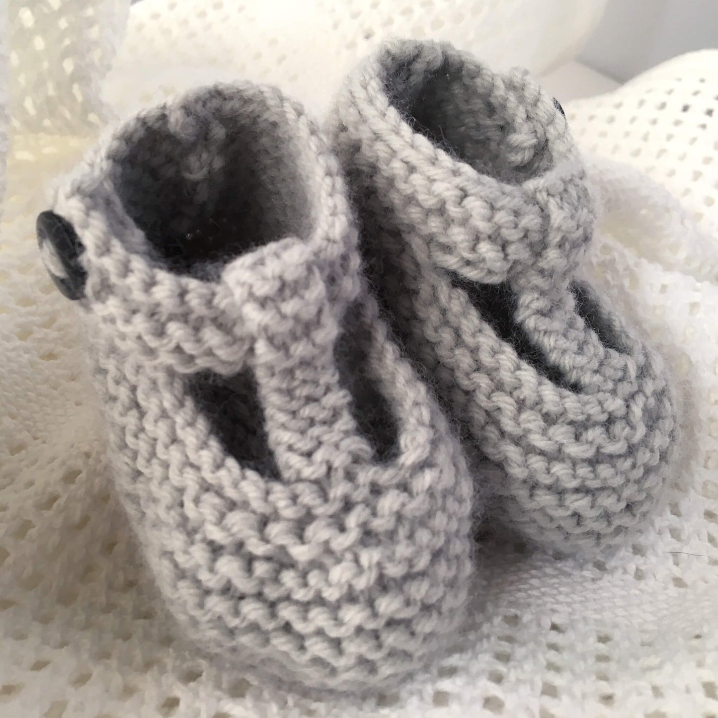 a knitting pattern for baby Mary Janes